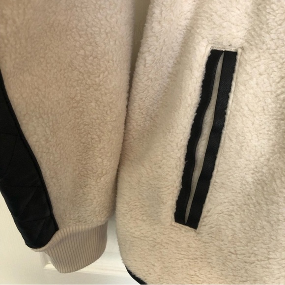 Abercrombie and Fitch Crème and Black Pleather
Snap Up Fleece Pullover Size L - Picture 6 of 11